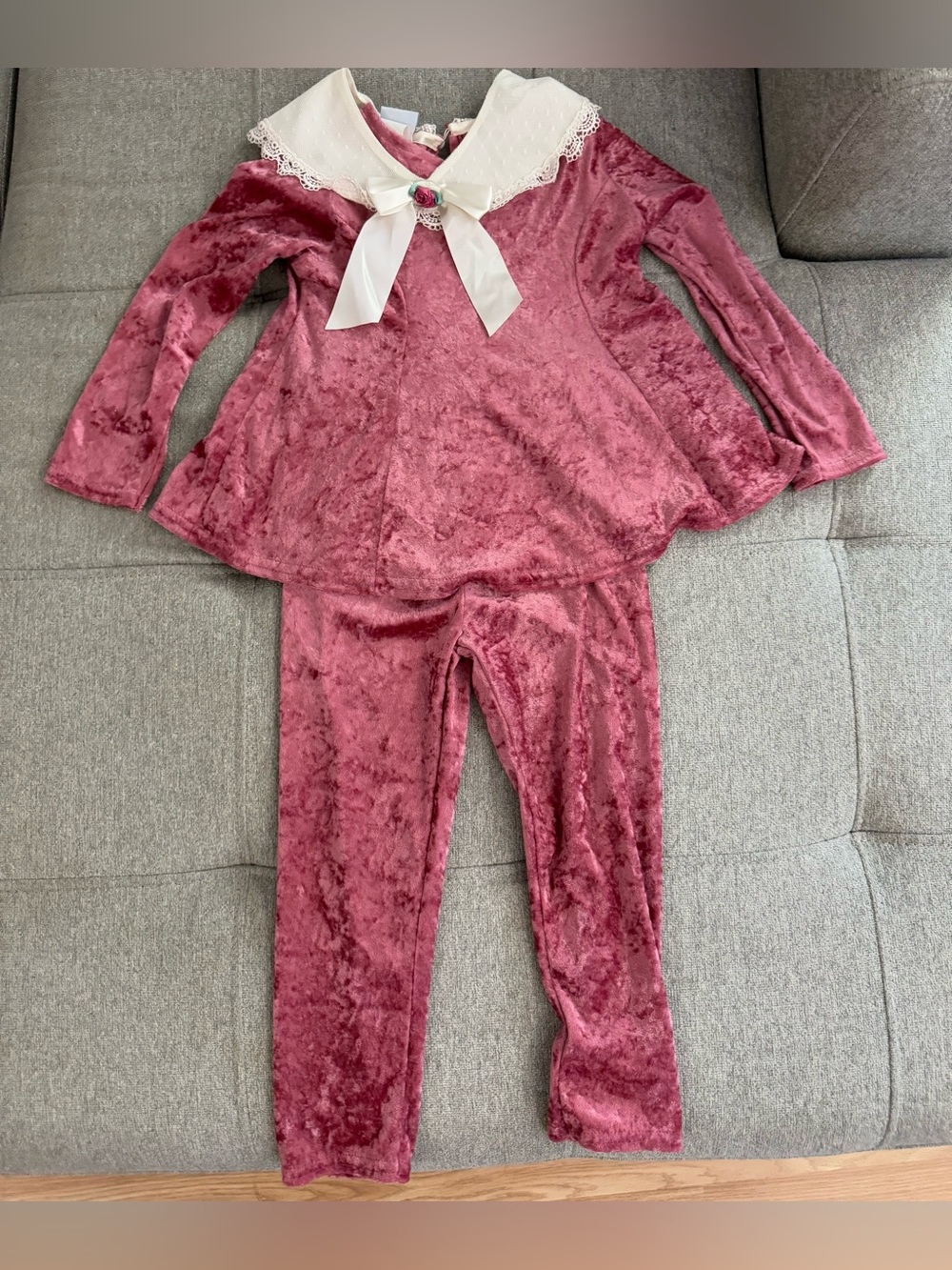 Vintage Girls' Rose Pink Velvet Pajama Set with White Lace Collar